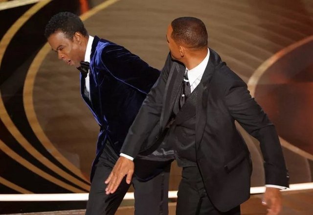 TÖRENE DAMGA VURAN WILL SMITH EŞİ HAKKINDA KONUŞAN CHRIS ROCK'A SAHNEYE ÇIKARAK TOKAT ATTI 