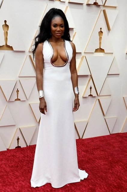 VENUS WILLIAMS BEYAZ DEKOLTELİ ELBİSESİYLE DİKKAT ÇEKTİ.