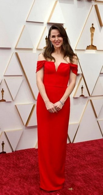 JENNIFER GARNER KIRMIZI KIYAFETİYLE POZ VERDİ.