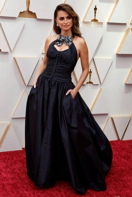 OYUNCU PENELOPE CRUZ SİYAH ELBİSESİYLE OSCAR'IN FARKLI İSİMLERİNDENDİ.
