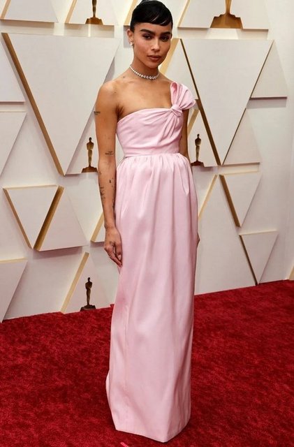 ZOE KRAVITZ PEMBE ELBİSESİYLE SADE BİR ŞIKLIK YAKALAMIŞTI.