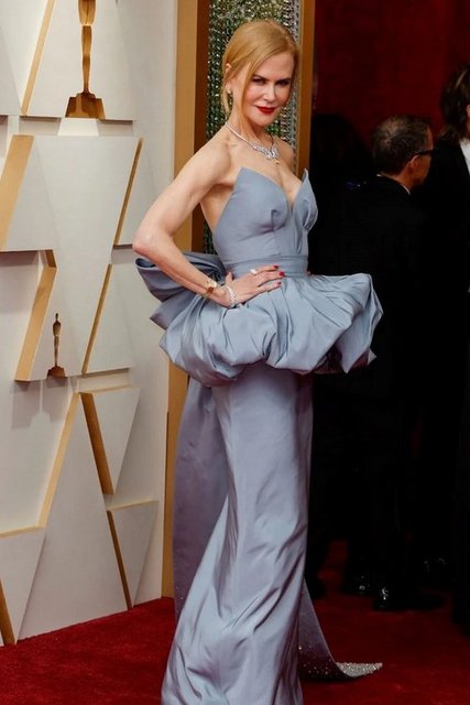 ÜNLÜ OYUNCU NICOLE KIDMAN, MAVİ ELBİSESİYLE GÖZ DOLDURDU.