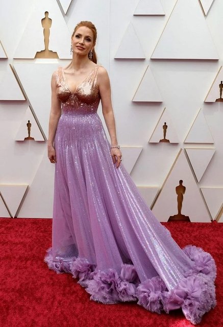 OYUNCU JESSICA CHASTAIN RENKLİ ELBİSESİYLE DİKKAT ÇEKTİ.