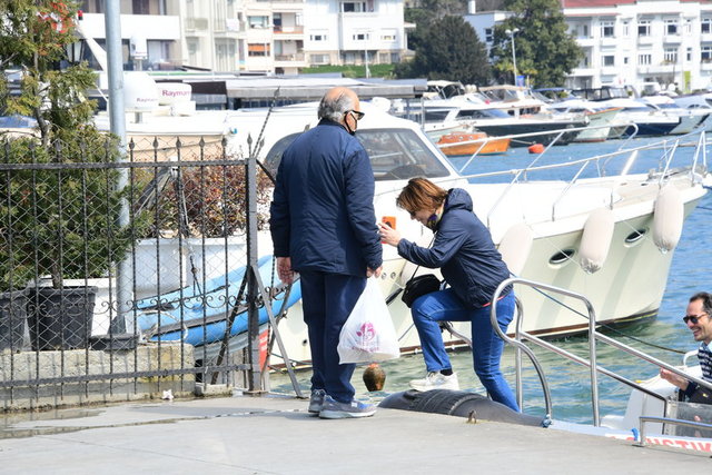 İŞ İNSANI HALİS KOMİLİ EŞİ ALEV KOMİLİ İLE BİRLİKTE BEBEK İSKELESİ'NDE OBJEKTİFLERE YANSIDI.