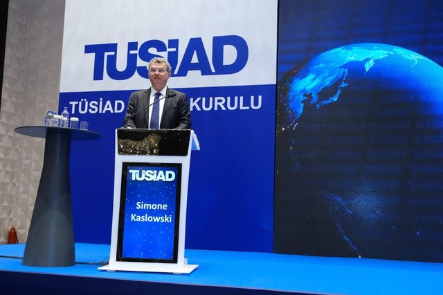 SON KEZ SÖZ ALAN TÜSİAD YÖNETİM KURULU BAŞKANI SIMONE KASLOWSKI KONUŞMASINDAN SONRA HERKESE TEŞEKKÜR EDEREK SÖZLERİNİ BİTİRDİ.