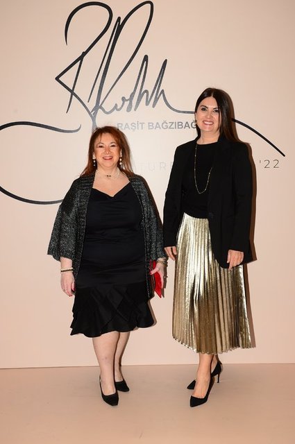 RENE SABAN, HÜLYA ELTEMUR DEFİLEDE YERLERİNİ ALDI.