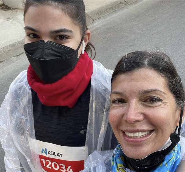 ZEYNEP ÜSTÜNEL KIZI MİNA ÜSTÜNEL'LE BİRLİKTE İSTANBUL YARI MARATONU'NA KATILDI.