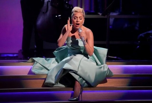 DÜNYACA ÜNLÜ ŞARKICI LADY GAGA GECEDE UNUTULMAZ BİR PERFORMANS SERGİLEDİ.