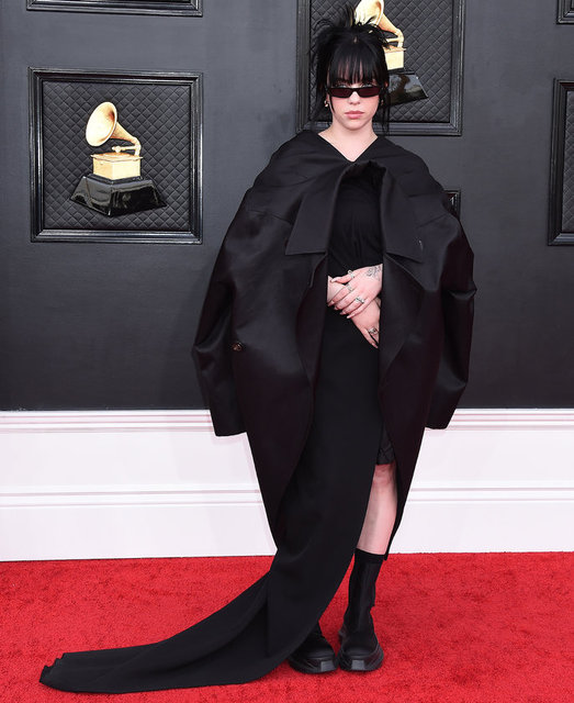 GENÇ ŞARKICI BILLIE EILISH İKONİK TARZIYLA TÜM DİKKATLERİ ÜZERİNE ÇEKTİ.