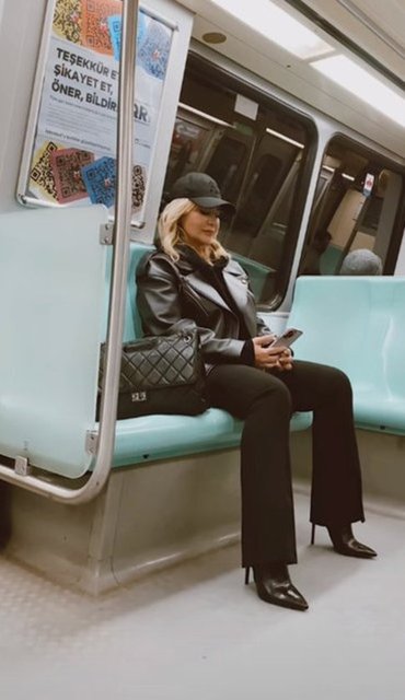 ASLI ŞEN METRODA ÇEKİLDİĞİ KARELERİ SOSYAL MEDYA HESABINDAN PAYLAŞTI.