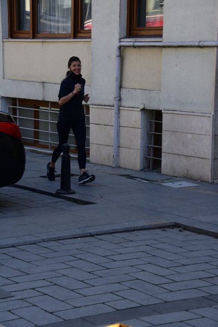 ZEYNEP ÜSTÜNEL BEBEK'TE KOŞU YAPTI.