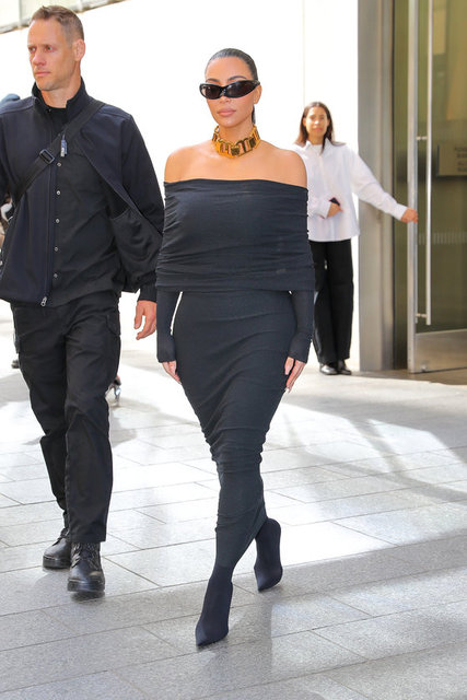 KIM KARDASHIAN SİYAH ELBİSESİYLE DİKKATLERİ ÜZERİNDE TOPLADI.