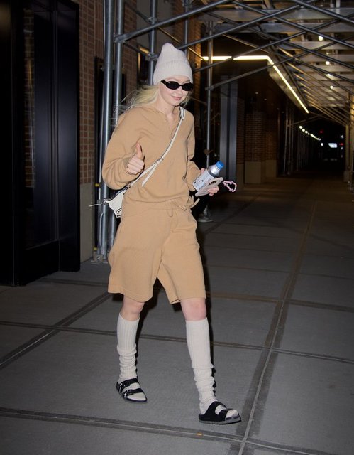 GIGI HADID İKONİK SOKAK TARZIYLA NEW YORK GECELERİNDE BOY GÖSTERDİ.