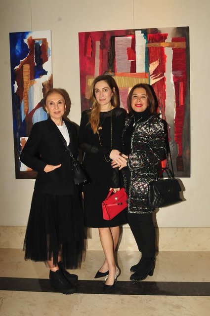 SANAT TUTKUNLARI MERİH TURAN, BURCU ERÇİL VE FULYA NAYMAN BİRLİKTE SERGİYİ GEZDİ.