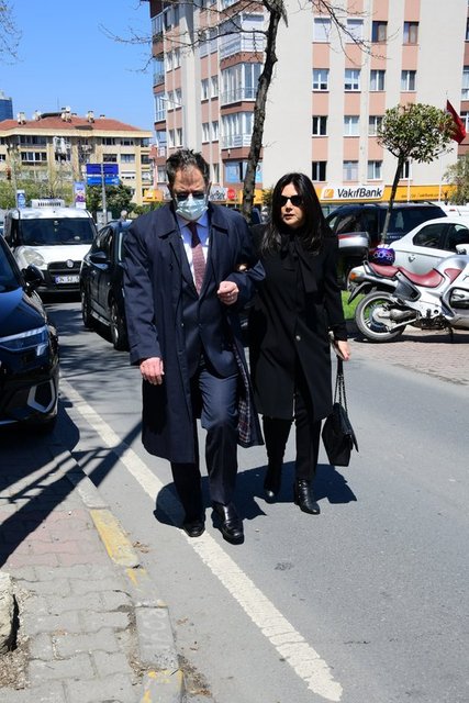 SONGÜL TOPRAK VE EŞİ ALP ÖZSAN CENAZE TÖRENİNİN ARDINDAN TAZİYELERİNİ İLETTİ.