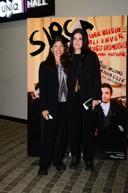 ZEYNEP ÜSTÜNEL KIZI MİNA İLE BİRLİKTE OYUNUN GALA GECESİNE KATILDI.