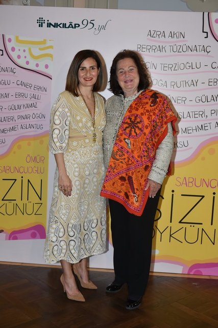 MONİK İPEKEL ÖMÜR SABUNCUOĞLU'NU LANSMANDA YALNIZ BIRAKMADI.