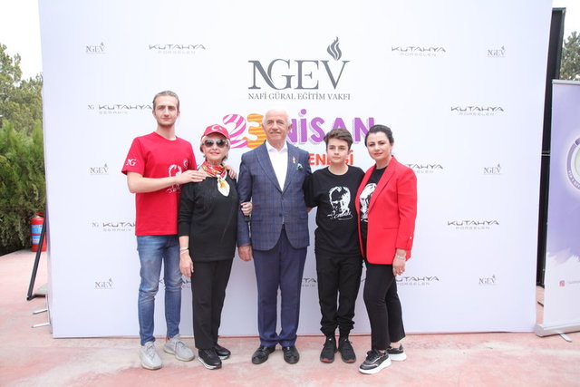 NAFİ GÜRAL, EŞİ GÜLSÜM GÜRAL KIZI SEMA GÜRAL SÜRMELİ VE TORUNLARIYLA ETKİNLİKTE FOTOĞRAF ÇEKTİRDİ