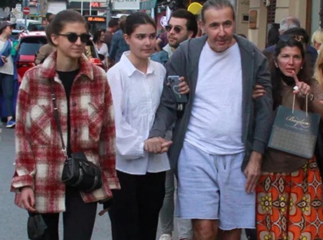 HALDUN ÜSTÜNEL, BEBEK'TE KIZLARI VE EŞİ ZEYNEP HANIM'LA YÜRÜRKEN ANİDEN TANSİYONU DÜŞTÜ