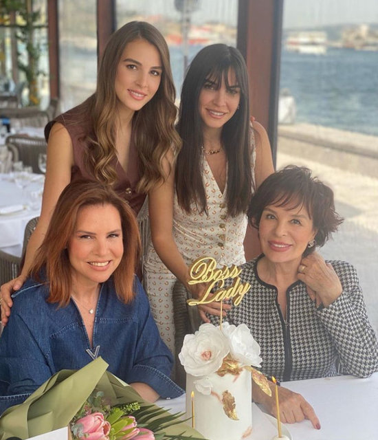 GÜLŞAH ALKOÇLAR, DOĞUM GÜNÜNDE ANNESİ HÜLYA KOÇYİĞİT KIZLARI NESLİŞAH VE ASLIŞAH ALKOÇLAR'LA BİR ARAYA GELDİ