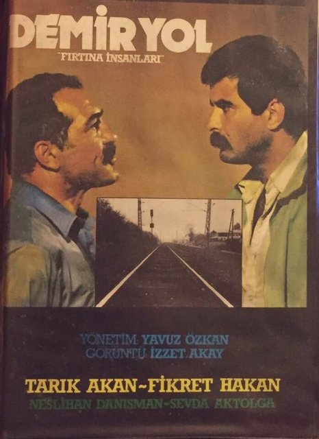 DEMİRYOL (1979)Yönetmen… Yavuz Özkan Senarist… Mahmut Tali Öngören - Yavuz ÖzkanOyuncular… Tarık Akan, Fikret Hakan, Sevda Aktolga, Neslihan DanışmanKonusu… Zorlu çalışma koşullarına ve ülkedeki ekonomik krizin etkilerine karşı bir işçi olan 'Hasan'ın önderliğinde birleşen Demiryolu işçileri greve giderler.İşçilerin bu grevi devrimci güçler tarafından da desteklenir. Fakat işçiler ve örgütlü devrimciler arasında yöntem tartışmaları sürmektedir. Aynı esnada bir kamu işletmesi olmasına rağmen, iş dünyasının neredeyse tamamı grevi sonlandırmak için zorbalık uygulamaya başlar. Farklı sektördeki patronlar, bir araya gelip örgütlenerek, hatta Amerikalıların destek ve yardımlarını alarak grevi sonlandırmak için çaba göstermektedir.