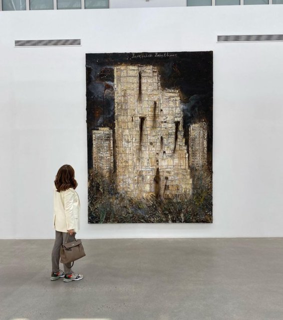 BANU ÇARMIKLI PARİS'TE SANATÇI ANSELM KIEFER'İN SERGİSİNİ GEZDİ.