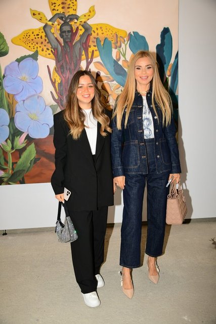 EMEL AYAYDIN KIZI YAĞMUR AYAYDIN İLE BİRLİKTE CONTEMPORARY İSTANBUL'DA ESERLERİ İNCELEDİ.