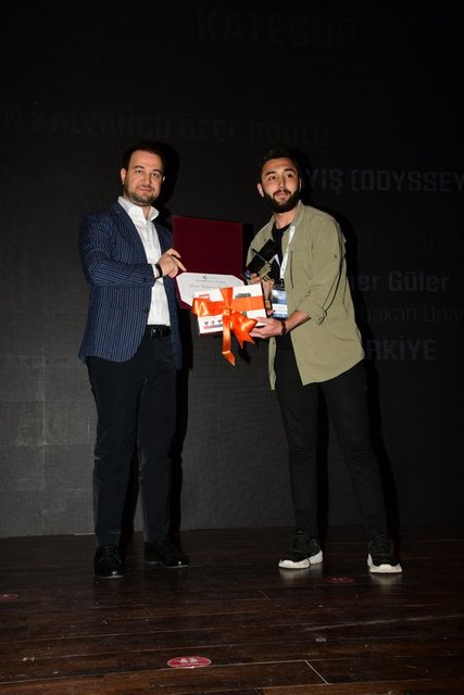 HALUK KALYONCU SAHNEDE GENÇ SİNEMACILARA ÖDÜLÜNÜ TAKDİM ETTİ. -  