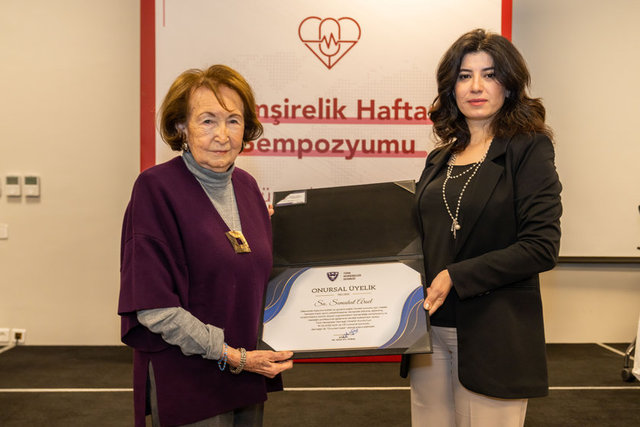 TÜRK HEMŞİRELER DERNEĞİ BAŞKANI DR. AZİZE ATLI ÖZBAŞ 'ONURSAL ÜYE' UNVANINI VEHBİ KOÇ VAKFI YÖNETİM KURULU BAŞKANI SEMAHAT ARSEL'E VERDİ.