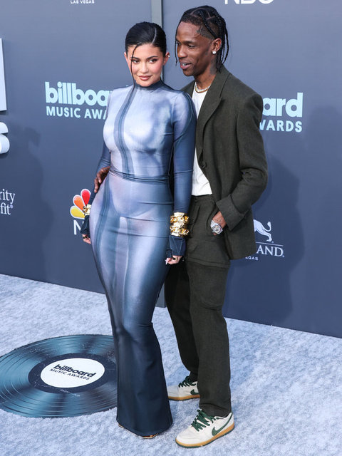 KYLIE JENNER GECEYE TRAVIS SCOTT İLE BİRLİKTE KATILDI.