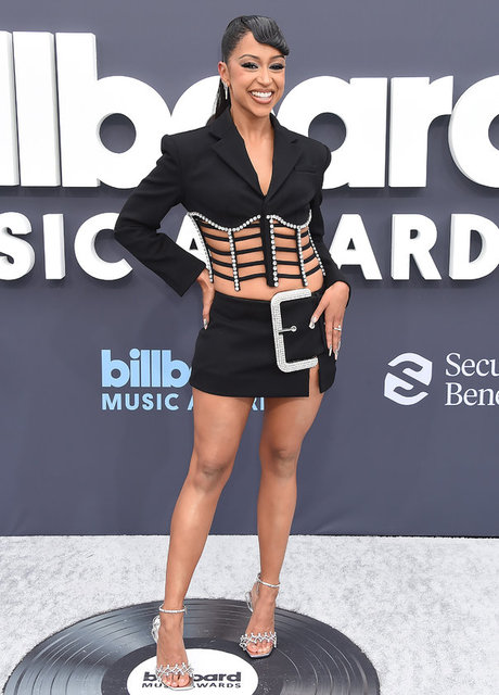 LIZA KOSHY SİYAH PARILTILI ELBİSESİYLE DİKKAT ÇEKTİ.