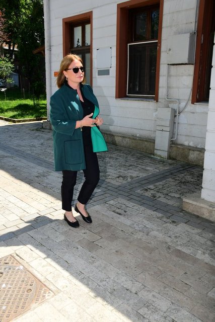 CAROLINE KOÇ TÖRENE YALNIZ GELMİŞTİ.