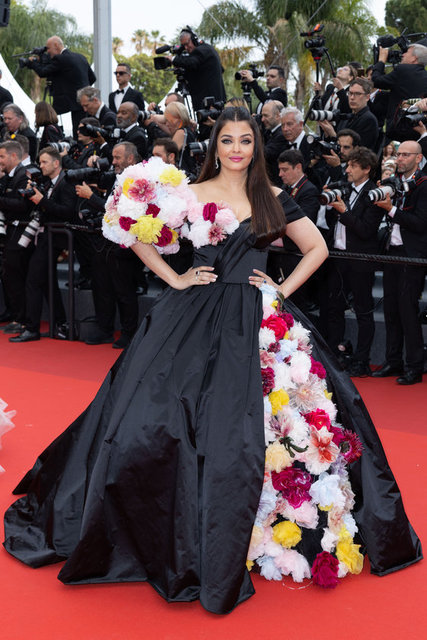 AISHWARYA RAI ÇİÇEKLERLE BEZENMİŞ ELBİSESİYLE ADETE BİR ÇİÇEK BAHÇESİNİ ANDIRDI. 