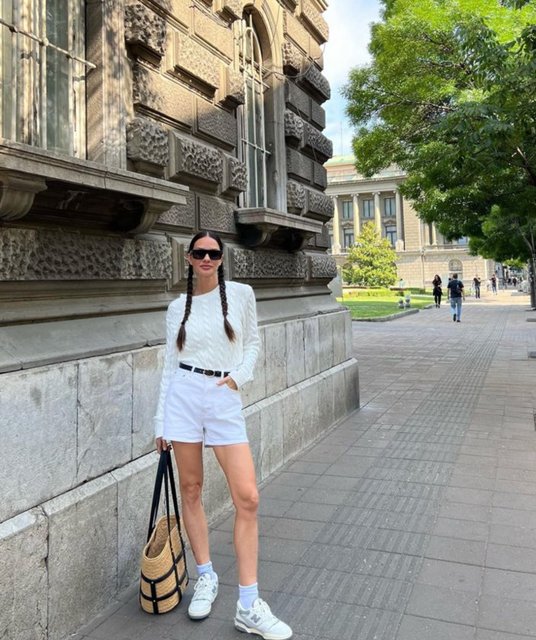 YASEMİN ÖZİLHAN SIRBİSTAN'IN BAŞKENTİ BELGRAD'DA POZ VERDİ.