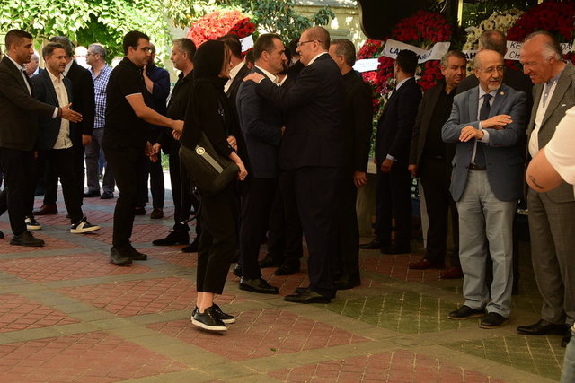 BEYOĞLU BELEDİYE BAŞKANI HAYDAR ALİ YILDIZ CENAZE TÖRENİNDE TAZİYELERİNİ İLETTİ.