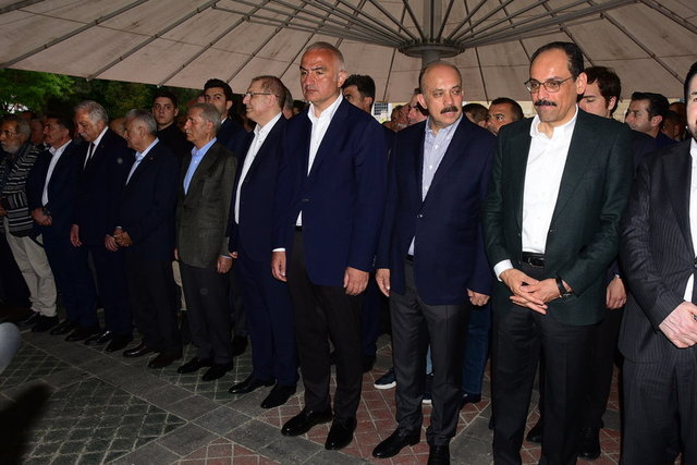 KÜLTÜR VE TURİZM BAKANI MEHMET NURİ ERSOY VE BİNALİ YILDIRIM CİNER YAYIN HOLDİNG YÖNETİM KURULU BAŞKANI KENAN TEKDAĞ CENAZE NAMAZINI BİRLİKTE KILDI.