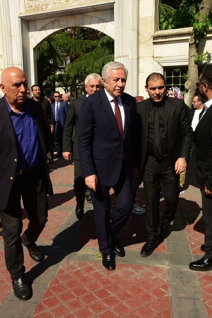 TÜRKİYE BÜYÜK MİLLET MECLİSİ BAŞKANVEKİLİ CELAL ADAN CENAZE TÖRENİNDE YERİNİ ALDI.