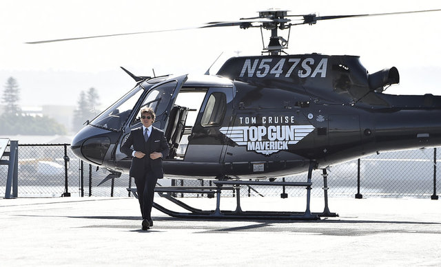 Tom Cruise, San Diego'daki galaya kendi kullandığı helikopter ile gitti. Cruise, bröveyi 1994'te aldı.