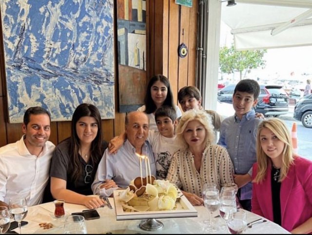 PINAR-MURAT TALAY, DERYA AYAYDIN, PROF. DR. AYDIN AYAYDIN VE GİZEM AYAYDIN, BİR ARAYA GELEREK ADALET AYAYDIN'IN YENİ YAŞINI KUTLADI.