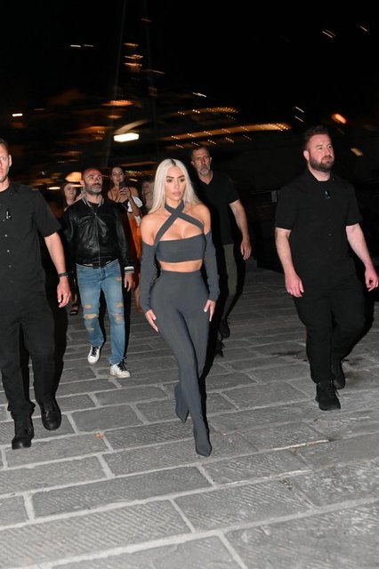 KIM KARDASHIAN İDDİALI STİLİNİ TEKNE PARTİSİNDE DE YANSITMIŞTI.
