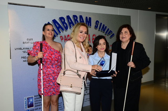 ASUMAN TOKGÖZ ÖĞRENCİLERDEN PLAKET ALDI.