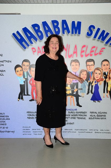 MONİK İPEKEL TİYATRO OYUNUNDA HAFİZE ANA ROLÜNÜ ÜSTLENDİ.