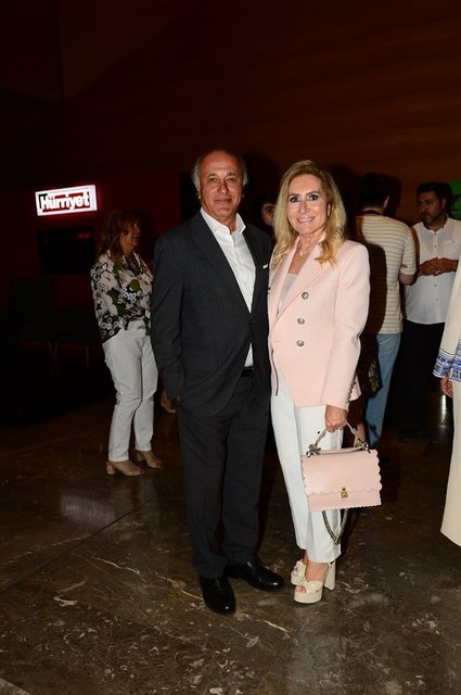 TAHSİN VE ASUMAN TOKGÖZ ÇİFTİ OYUNU BİRLİKTE İZLEDİ.