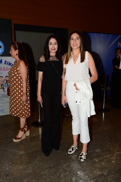 REYHAN İPEKEL VE YASMİN GÜLMAN ÖZEL GECEDE DOSTLARINI YALNIZ BIRAKMADI.