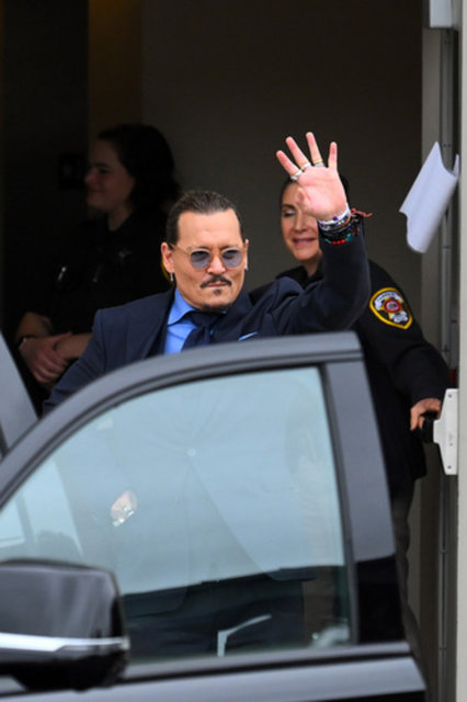 JÜRİ JOHNNY DEPP'İ HAKLI BULARAK AMBER HEARD'ÜN DEPP'E 15 MİLYON DOLAR TAZMİNAT ÖDEMESİNE HÜKMETTİ.