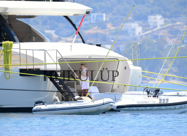 ARZU SABANCI EŞİ İŞ İNSANI ÖMER SABANCI İLE BİRLİKTE BODRUM'DA OBJEKTİFLERE YAKALANDI.