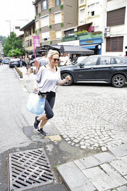 BETTINA HAKKO BEBEK'TE BİR PASTANEYE GİDERKEN OBJEKTİFLERE YANSIDI.