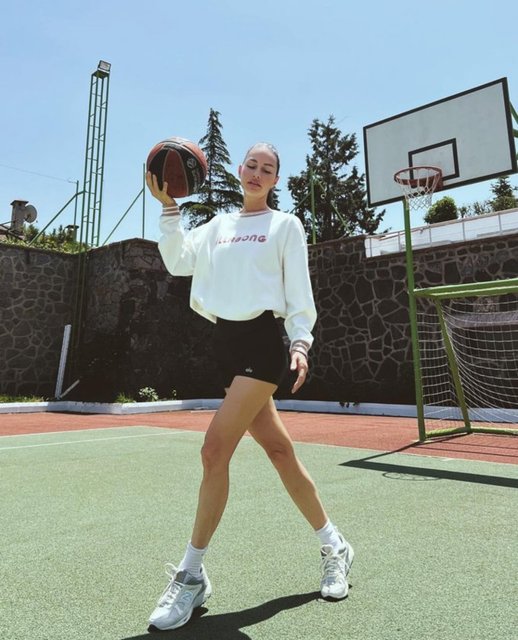 YASEMİN ÖZİLHAN BASKETBOL OYNARKEN ÇEKİLDİĞİ FOTOĞRAFLARIYLA DİKKAT ÇEKTİ.