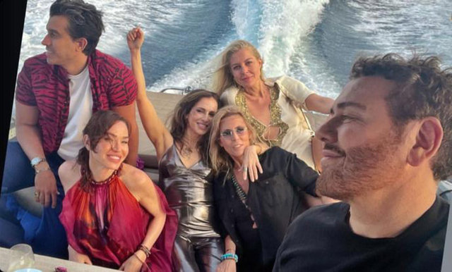 DÜNYACA ÜNLÜ FOTOĞRAFÇI MERT ALAŞ BODRUM'DA YAKIN DOSTLARI NEVBAHAR KOÇ VE ESRA DİNÇKÖK İLE BULUŞTU.