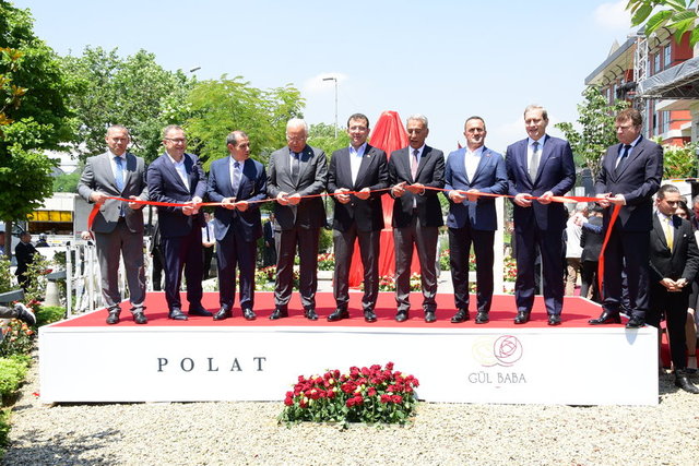 MİSAFİRLER ADNAN POLAT'LA BİRLİKTE KURDALE KESTİ.
